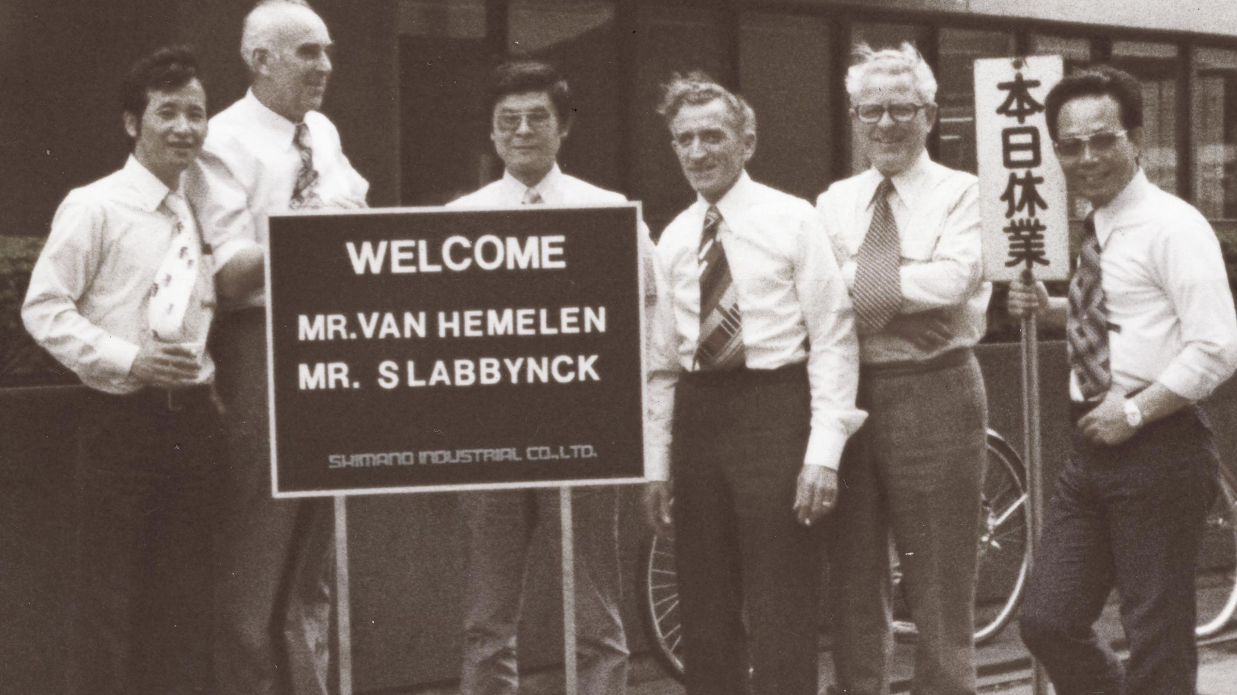 1976 Gust en Jan reizen voor de eerste keer naar Shimano in Japan.