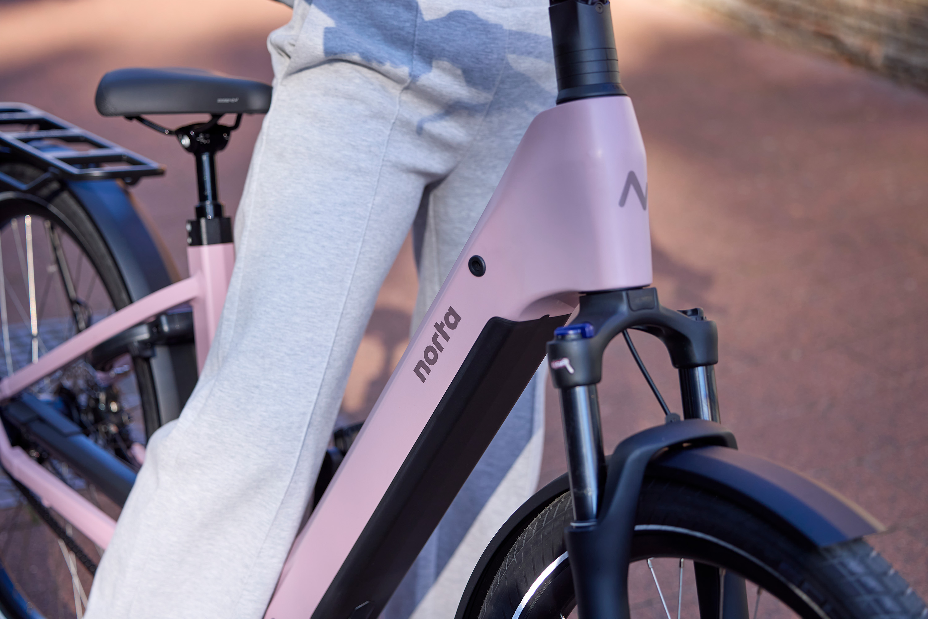 Een pastel violet frame van een elektrische fiets met het logo Norta.